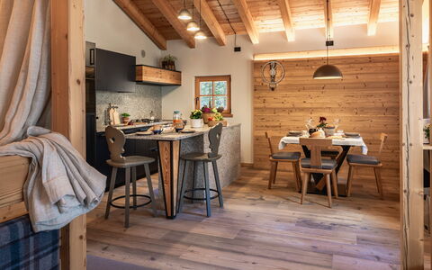 Baita Piciola: Hout, Meubilair, Interieur Ontwerp, Huis, Tafel, Verblijf, Flooring, Blokhut, Stoel, Keuken En Eettafel