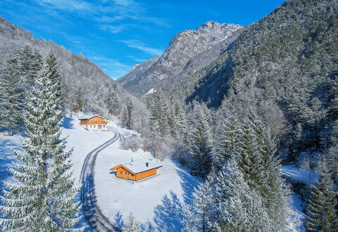 Baita Piciola: Boom, Bergachtig Landvormen, Berg, Huis, Verblijf, Huis, Bergketen, Woud, Heuvel Station