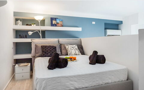 Duomo In 8 Stop: Meubilair, Bed, Interieur Ontwerp, Slaapkamer, Bedding, Muur, Laken, Kamer, Linens, Flooring