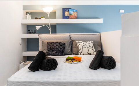 Duomo In 8 Stop: Meubilair, Bed, Interieur Ontwerp, Slaapkamer, Bedding, Muur, Laken, Kussen, Linens, Kamer