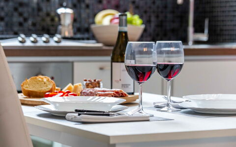 Duomo In 8 Stop: Voedsel, Tableware, Serveware, Drinkware, Dishware, Tafel, Ingrediënt, Fruit, Wijnglas, Bord