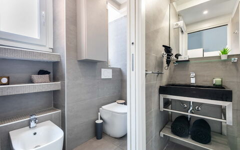 Duomo In 8 Stop: Badkamer, Loodgieterswerkinrichting, Flooring, Wastafel, Interieur Ontwerp, Verdieping, Toilet, Kraan, Wc Bril, Wastafel In De Badkamer
