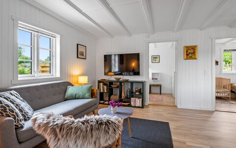 Blomma - 1Km from the Sea: Flooring, Hout, Interieur Ontwerp, Bankstel, Verdieping, Meubilair, Woonkamer, Plafond, Houten Vloer, Kamer