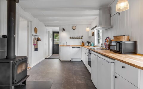 Blomma - 1Km from the Sea: Keuken, Toestel Van De Keuken, Major Appliance, Countertop, Huishoudapparatuur, Cabinetry, Plafond, Kamer, Fornuis, Kraan