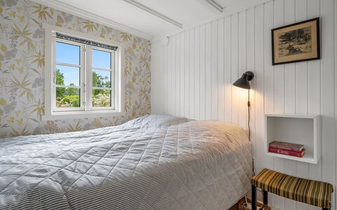 Blomma - 1Km from the Sea: Muur, Hout, Slaapkamer, Flooring, Verdieping, Interieur Ontwerp, Bed, Laken, Plafond, Bedding