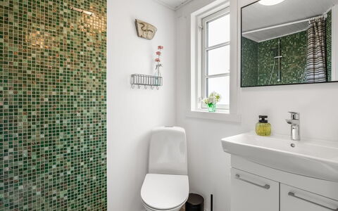Blomma - 1Km from the Sea: Badkamer, Muur, Flooring, Loodgieterswerkinrichting, Toilet, Verdieping, Interieur Ontwerp, Wc Bril, Loodgieter, Tegel
