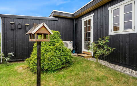 Blomma - 1Km from the Sea: Hout, Deur, Siding, Plank, Hardwood, Tuin, Groundcover, Beits, Verblijf, Backyard