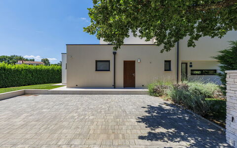 Frani: Woongebied, Huis, Samengesteld Materiaal, Oprit, Flagstone, Beton, Schaduw, Tuin, Gang, Landscaping