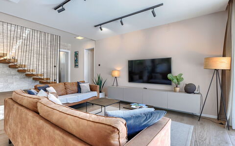 Frani: Interieur Ontwerp, Flooring, Meubilair, Bankstel, Hout, Plafond, Verdieping, Woonkamer, Lichte Inrichting, Verlichting