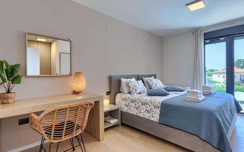 Frani: Bed, Meubilair, Interieur Ontwerp, Slaapkamer, Flooring, Verdieping, Plafond, Bedding, Laken, Kamer