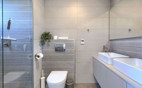 Frani: Badkamer, Interieur Ontwerp, Flooring, Loodgieterswerkinrichting, Muur, Toilet, Verdieping, Wc Bril, Wastafel, Badkamerkast