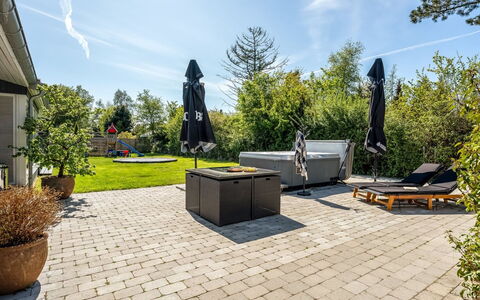 Timao - 750M from the Sea: Hout, Huis, Veranda, Dek, Hardwood, Dak, Beits, Houten Vloer, Eco Hotel