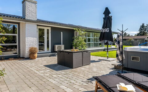 Timao - 750M from the Sea: Hout, Huis, Veranda, Dek, Hardwood, Dak, Beits, Houten Vloer, Eco Hotel