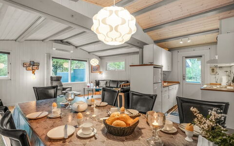 Amaya - 1Km from the Sea: Meubilair, Interieur Ontwerp, Flooring, Verdieping, Plafond, Kamer, Stoel, Tafel, Appartement, Keuken En Eettafel