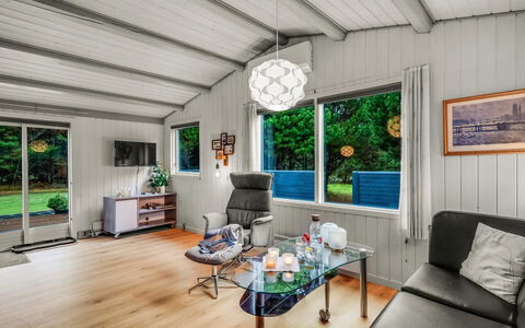 Amaya - 1Km from the Sea: Meubilair, Interieur Ontwerp, Flooring, Verdieping, Plafond, Kamer, Stoel, Tafel, Appartement, Keuken En Eettafel