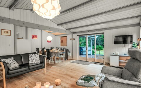 Amaya - 1Km from the Sea: Meubilair, Interieur Ontwerp, Flooring, Verdieping, Plafond, Kamer, Stoel, Tafel, Appartement, Keuken En Eettafel
