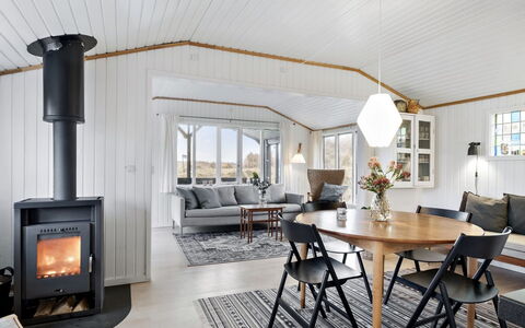 Aarno - 120M from the Sea: Interieur Ontwerp, Meubilair, Flooring, Hout, Plafond, Verdieping, Woonkamer, Verlichting, Lichte Inrichting, Kamer