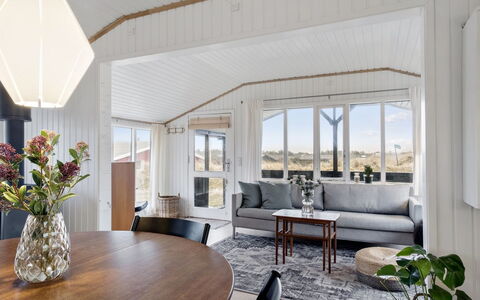 Aarno - 120M from the Sea: Hout, Interieur Ontwerp, Plafond, Huis, Meubilair, Verdieping, Woonkamer, Deur, Kamer, Bankstel