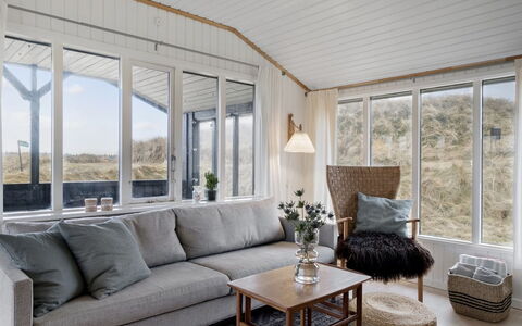 Aarno - 120M from the Sea: Meubilair, Interieur Ontwerp, Hout, Bankstel, Woonkamer, Verdieping, Plafond, Flooring, Huis, Kamer