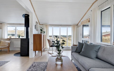 Aarno - 120M from the Sea: Flooring, Interieur Ontwerp, Verdieping, Hout, Plafond, Meubilair, Kamer, Bankstel, Woonkamer, Houten Vloer
