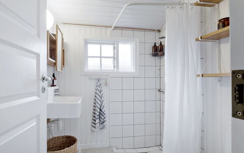 Aarno - 120M from the Sea: Muur, Flooring, Interieur Ontwerp, Loodgieterswerkinrichting, Verdieping, Kamer, Plafond, Badkamer, Loodgieter, Tegel