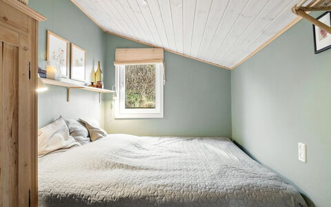 Aarno - 120M from the Sea: Interieur Ontwerp, Muur, Slaapkamer, Plafond, Flooring, Hout, Verdieping, Bed, Meubilair, Kamer