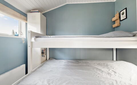 Aarno - 120M from the Sea: Bed, Slaapkamer, Stapelbed, Interieur Ontwerp, Verdieping, Bedding, Laken, Plafond, Flooring, Linens