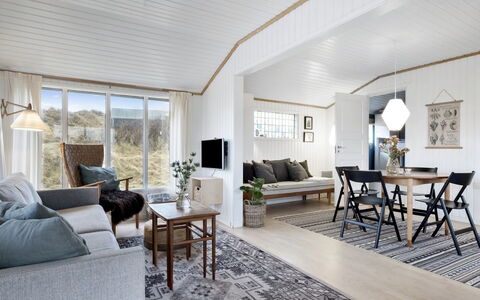 Aarno - 120M from the Sea: Meubilair, Interieur Ontwerp, Flooring, Hout, Bankstel, Plafond, Woonkamer, Verdieping, Huis, Kamer