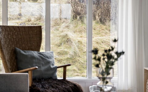 Aarno - 120M from the Sea: Meubilair, Interieur Ontwerp, Huis, Bloempot, Kamer, Woonkamer, Venster Behandeling, Kamerplant, Gordijn