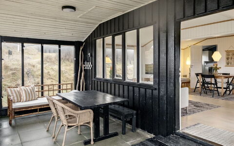 Aarno - 120M from the Sea: Meubilair, Hout, Interieur Ontwerp, Flooring, Verdieping, Plafond, Tafel, Kamer, Huis, Woonkamer