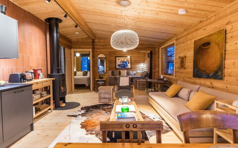 Kelokaltiokylän Maja 22: Hout, Interieur Ontwerp, Meubilair, Plafond, Huis, Woonkamer, Flooring, Verlichting, Verdieping, Blokhut