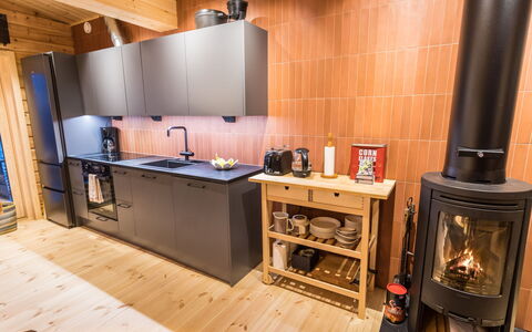 Kelokaltiokylän Maja 22: Flooring, Hout, Toestel Van De Keuken, Keuken, Interieur Ontwerp, Major Appliance, Verdieping, Meubilair, Houten Vloer, Countertop