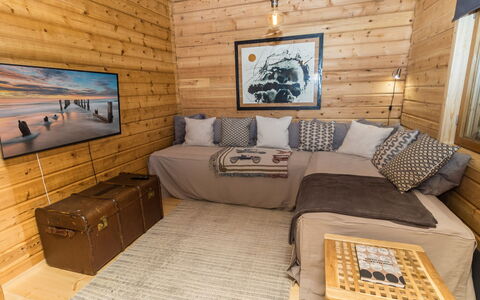 Kelokaltiokylän Maja 22: Meubilair, Flooring, Verdieping, Interieur Ontwerp, Hout, Bankstel, Houten Vloer, Kamer, Woonkamer, Huis