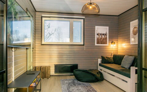 Aurinkopaikka: Interieur Ontwerp, Flooring, Muur, Hout, Verdieping, Plafond, Meubilair, Bankstel, Woonkamer, Houten Vloer