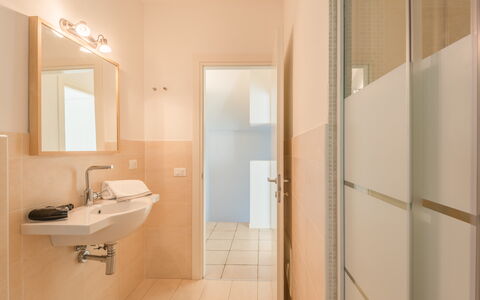 Baia Bianca Apartments Sardinia: Flooring, Verdieping, Interieur Ontwerp, Hout, Loodgieterswerkinrichting, Badkamer, Plafond, Wastafel In De Badkamer, Verlichting, Loodgieter