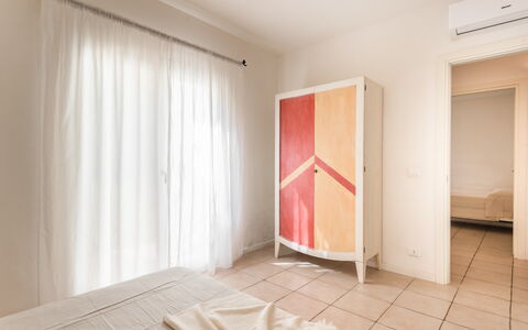 Baia Bianca Apartments Sardinia: Interieur Ontwerp, Verdieping, Meubilair, Flooring, Hout, Slaapkamer, Plafond, Textiel, Kamer, Bed