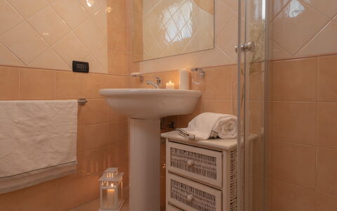 Le Fontane Apartments In Villasimius: Muur, Flooring, Interieur Ontwerp, Loodgieterswerkinrichting, Wastafel In De Badkamer, Verdieping, Badkamer, Wastafel, Kraan, Loodgieter