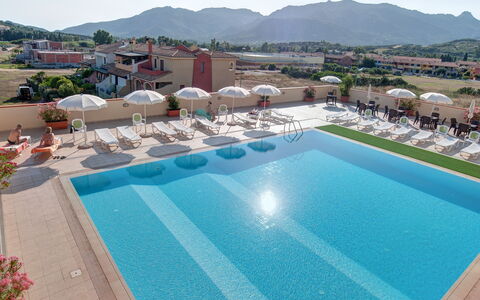 Le Fontane Apartments In Villasimius: Zwembad, Toevlucht, Buitenmeubels, Thermae, Ligstoel, Vrije Tijd, Hotel, Paraplu, Badplaats, Badplaats