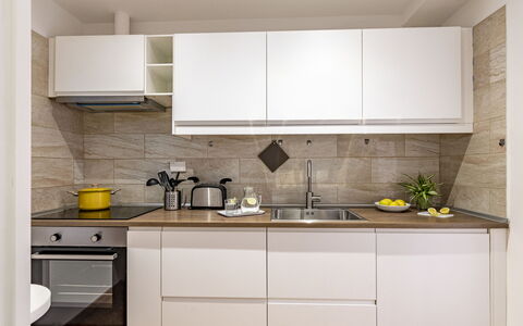 Suite Trastevere: Keuken, Countertop, Toestel Van De Keuken, Cabinetry, Meubilair, Interieur Ontwerp, Major Appliance, Flooring, Hout, Huishoudapparatuur