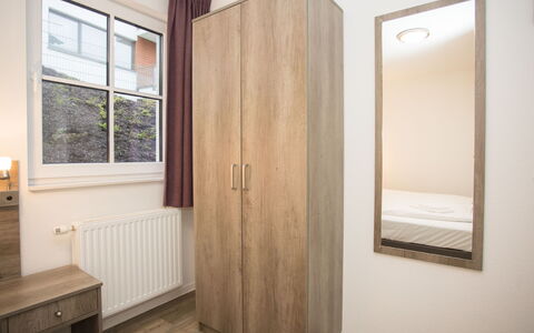 Blick Ins Grüne: Muur, Hout, Flooring, Interieur Ontwerp, Verdieping, Meubilair, Slaapkamer, Bed, Kamer, Appartement