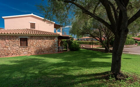 San Teodoro Apartments: Landschap, Woongebied, Tuin, Huis, Landgoed, Boerderij, Gazon, Hacienda, Schaduw