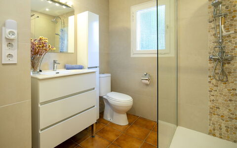 C&M: Wc Bril, Badkamer, Toilet, Flooring, Loodgieterswerkinrichting, Verdieping, Muur, Interieur Ontwerp, Badkamerkast, Wastafel In De Badkamer