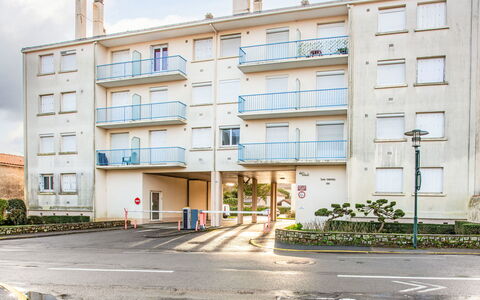 La Bernerie-En Retz 250: Appartement, Buurt, Woongebied, Asfalt, Condominium, Stedelijk Ontwerp, Menselijke Nederzetting, Gemengd Gebruik, Balkon, Family Car