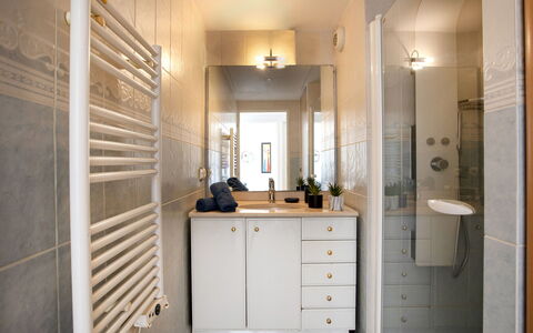 Le Garden Beach: Interieur Ontwerp, Flooring, Muur, Wastafel In De Badkamer, Loodgieterswerkinrichting, Badkamer, Verdieping, Hout, Badkamerkast, Wastafel