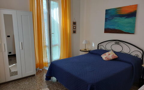 Casa Annalù With Garden, Wifi, Bogliasco: Meubilair, Slaapkamer, Bed, Interieur Ontwerp, Verdieping, Laken, Flooring, Bedding, Kamer, Linens