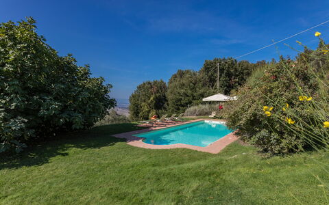 Villa Belvedere: Zwembad, Heuvel, Landschap, Struik, Tuin, Eco Hotel, Landscaping, Toevlucht, Landgoed, Boerderij