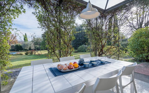 Il Villino Del Collezionista With Pool In Pistoia: Meubilair, Tafel, Keuken En Eettafel, Stoel, Buitentafel, Buitenmeubels, Schaduw, Tuin, Restaurant, Glas