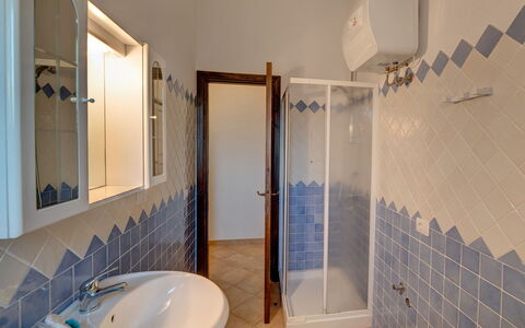 Apartment Sardinia Seaside Ac And Wifi: Flooring, Verdieping, Muur, Interieur Ontwerp, Plafond, Loodgieterswerkinrichting, Kamer, Badkamer, Verlichting, Tegel
