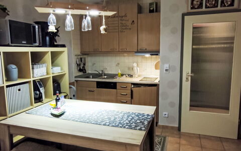 Bocksbergperle 3: Appartement, Woongebied, Condominium, Commercieel Gebouw, Gemengd Gebruik, Parking, Family Car, Balkon, Brutalisme