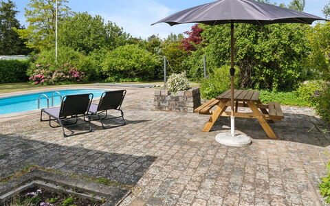 Elemine - 300M to the Fjord: Flagstone, Buitenmeubels, Tuin, Schaduw, Landscaping, Patio, Cobblestone, Backyard, Beton, Werf